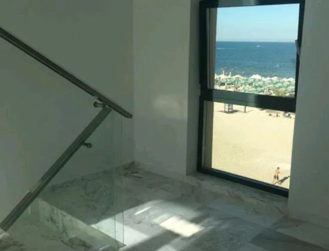 בית הארחה Side